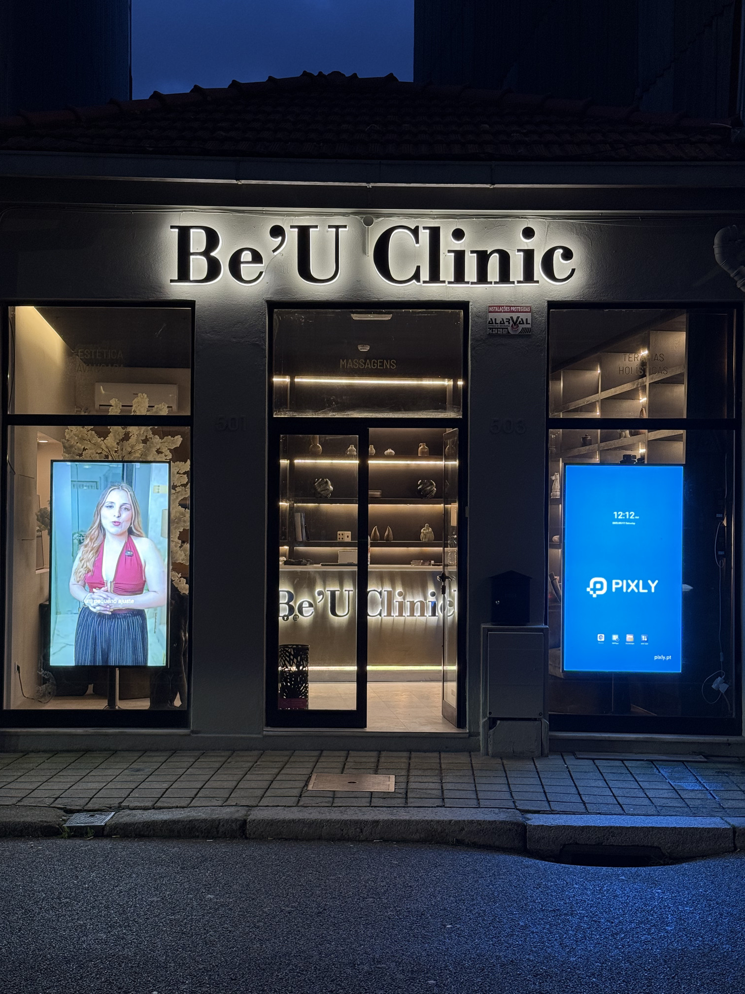 Montra digital de alto brilho na Be’U Clinic no Porto