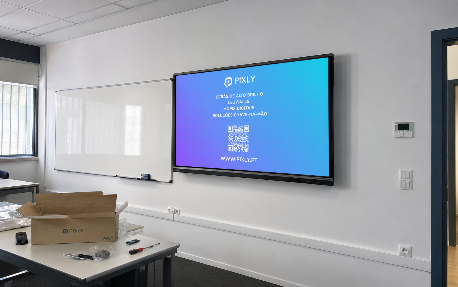 Sala equipada com quadro digital interativo para professores e alunos