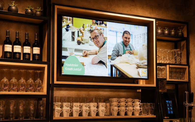 Pantallas digitales con menús en cafetería o pastelería