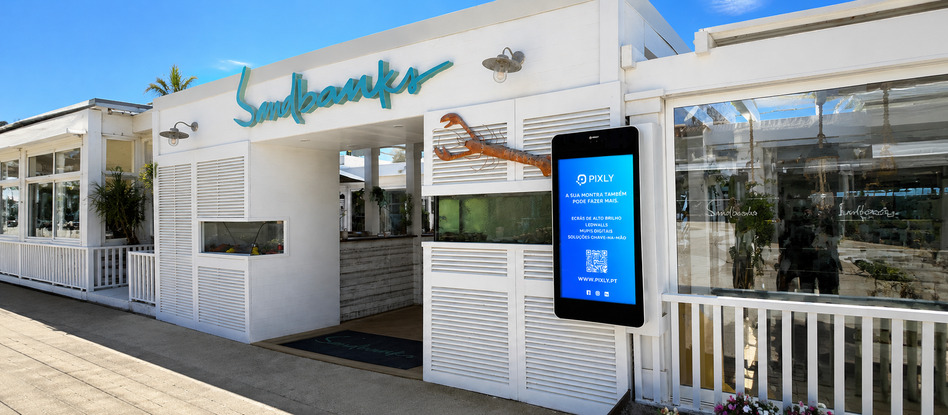 High-brightness outdoor screen in a commercial space